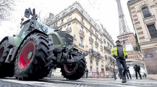 Protesting French farmers block Paris streets