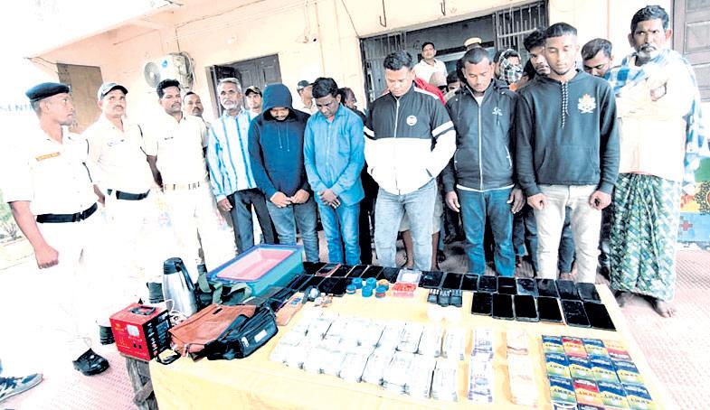 26 held as police raid gambling den