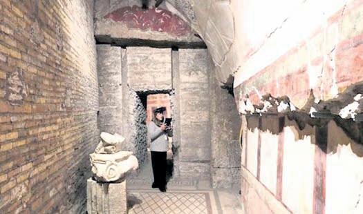 Tourists visit ancient Rome via livestream tours