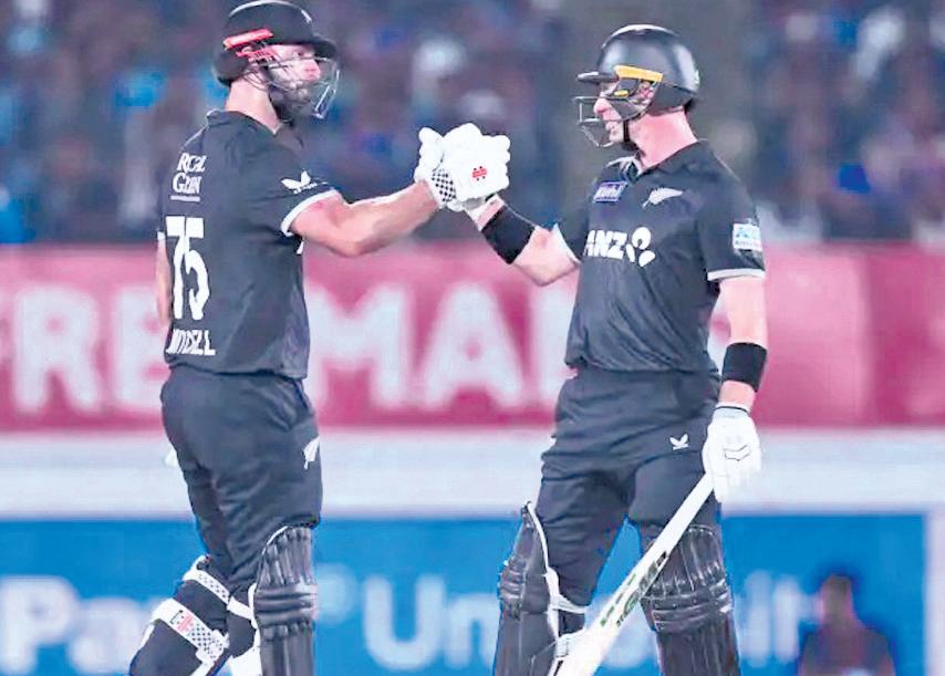 Mitchell, Young outshine KL