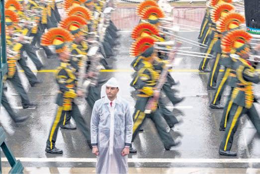 R-Day rehearsal: Soldiers march with wet uniforms