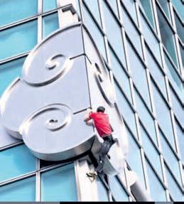 Real life 'spider-man' scales Taipei tower without ropes