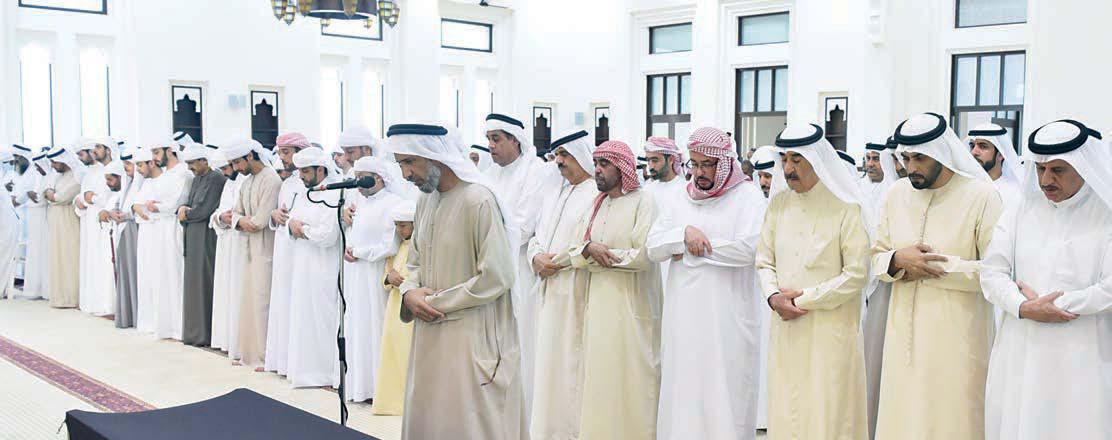 حاكم أم القيوين يؤدي صلاة الجنازة على المغفور لها الشيخة فاطمة بنت عبدالله بن حسن الزعابي