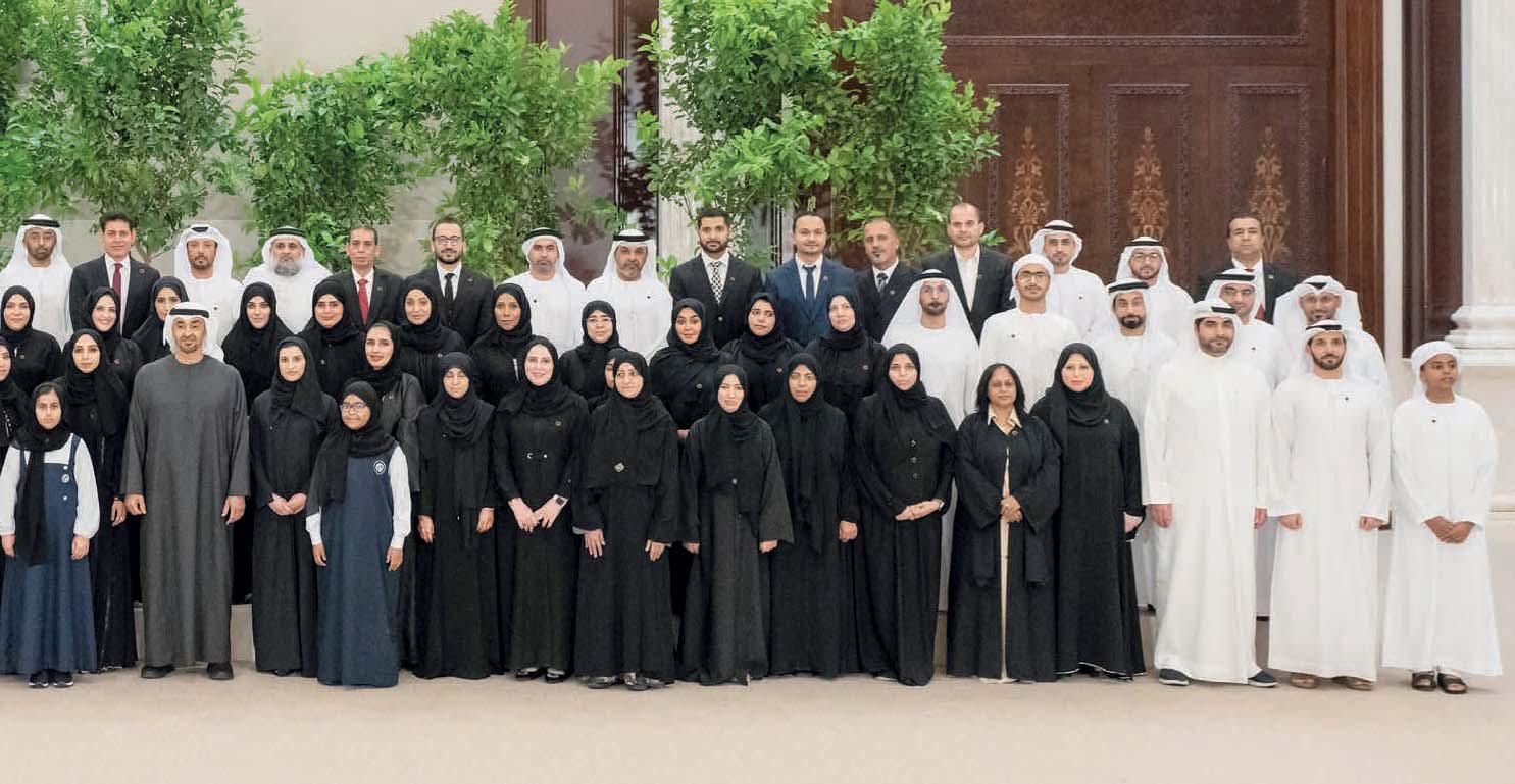 رئيس الدولة يستقبل عدداً من المعلمين والإداريين والطلاب المتميزين بمناسبة شهر رمضان