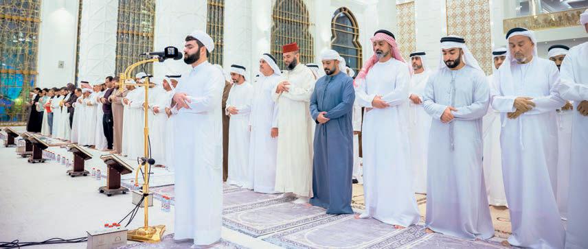 عمار بن حميد يؤدي صلاة القيام في مسجد آمنة الغرير