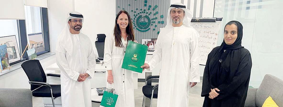 شرطة دبي تكرم سائحة عثرت على قطعة جواهر ذهبية