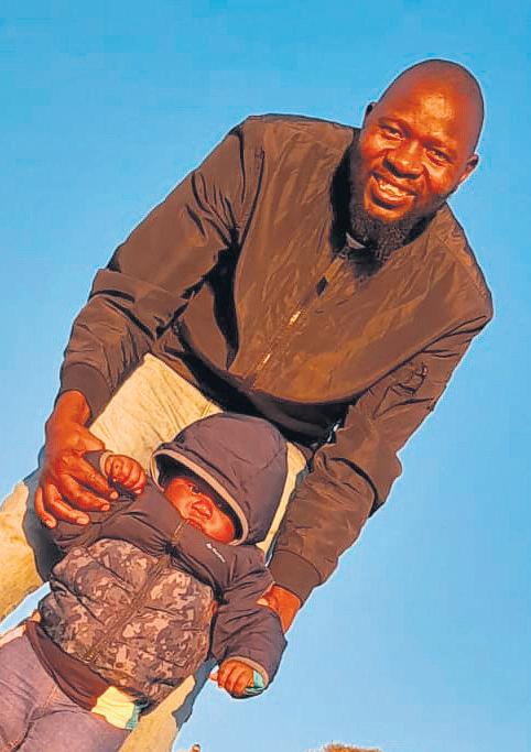 Man sterf ná hy glo onder tow truck se wiele beland