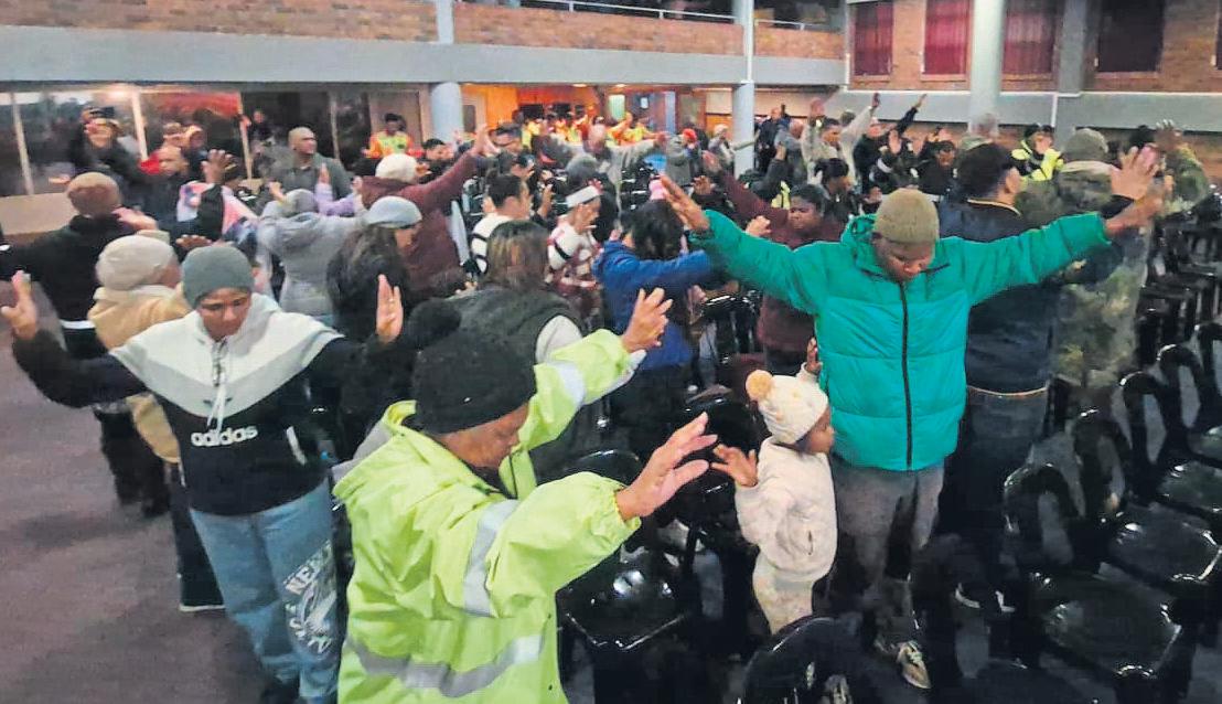 MITCHELLS PLAIN IS OP SY KNIEË