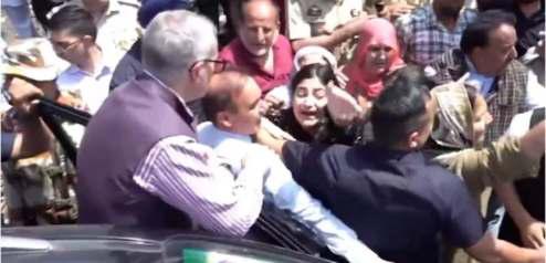 Ramban Locals Stop CM's Vehicle, Omar Listens To Grievances