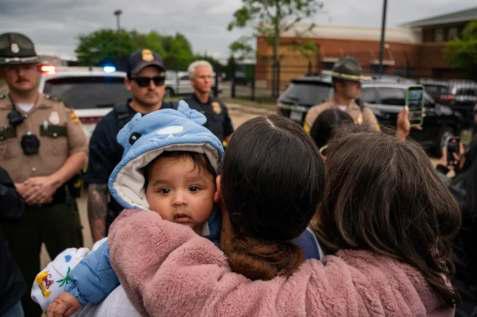 US Offers $1,000 Stipend To Migrants Who Self-Deport