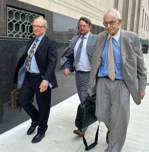 2 Chinese scientists will stay in jail while accused of bringing biological material to US