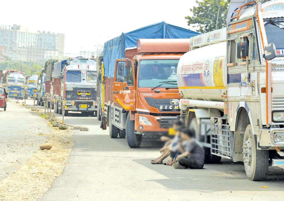 Fruit Dealers Decry Traffic Restrictions On Mughal Road
