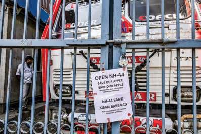 Kashmir Fruit Mandis Shut As Growers Protest NH Closure