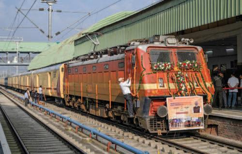 Apple Express 6,400 Tonnes Reach Delhi via Train