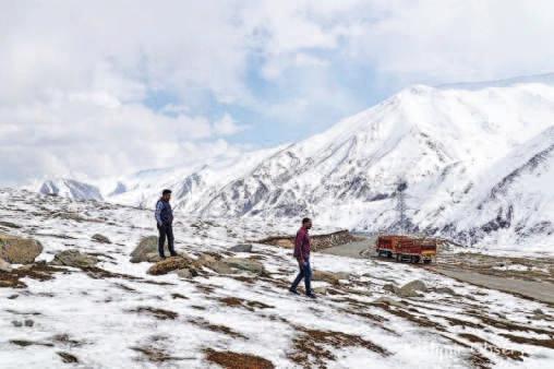 Seasons First Snow Hits Kashmir Highlands