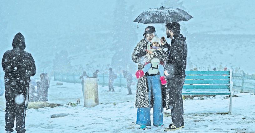 Early Snowfall Sparks Hope For Busy Winter Tourism Season In Kashmir