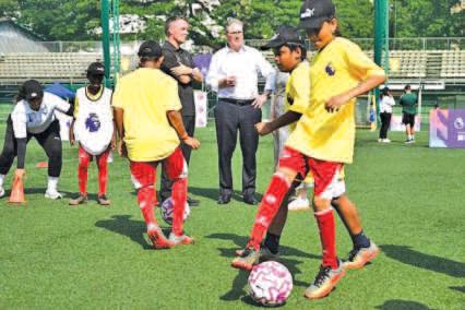 UK PM, Owen Meet Young Indian Footballers, Coaches In Mumbai