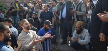 Mirwaiz Lays Foundation Stone of Masjid Usman in Hawal