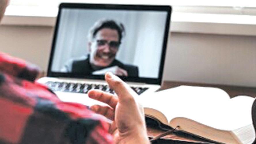 The Earbud Economist of Downtown Kashmir