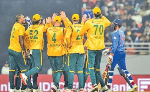 South Africa level series after de Kock special; Gill, SKY misfire again