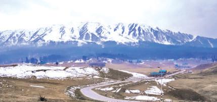 Delayed Snowfall Casts Shadow on Kashmir's Winter Tourism