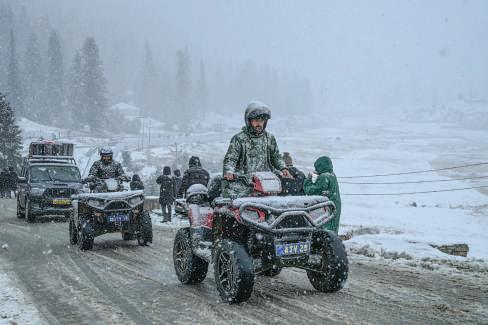 Snowfall Breathes Life Into Kashmir’s Winter Tourism