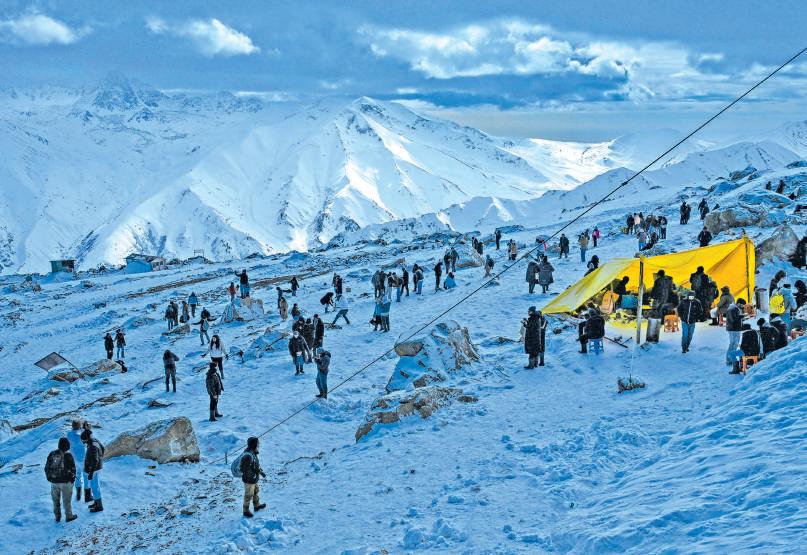 Tourist Hotspots Buzz As Kashmir Rings In New Year