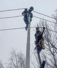 Severe Winds Knock Out Power Across Kashmir