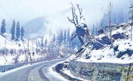 75% Roads Cleared, But Interior Kashmir Still Struggles After Snowfall