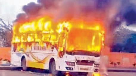 మహా కుంభమేళాలో విషాదం మంటల్లో కాలిపోయిన తెలంగాణ యాత్రికుల బస్సు