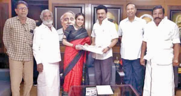 డిఎంకెలో చేరిన నటుడు సత్యరాజ్ కుమార్తె