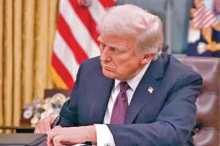 తొలి పది ఫైళ్ల సంతకాలపై విమర్శల వెల్లువ