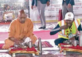 పారిశుధ్య కార్మికులతో సిఎం యోగి సహపంక్తి భోజనం