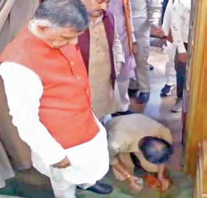 అసెంబ్లీలో పాన్ ఉమ్మిన ఎమ్మెల్యే