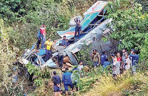 లోయలో పడిన బస్సు