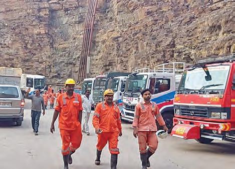 సమన్వయంతో పనిచేస్తున్న సహాయక బృందాలు