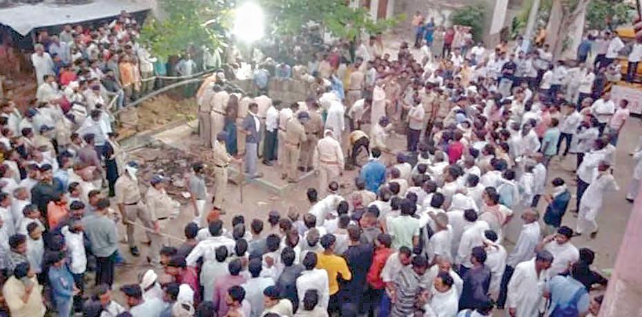 బావిలో విషవాయువులు: 8 మంది మృత్యువాత