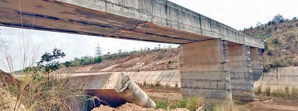 నేల నానిందట..పిల్లర్ కూలిందట!