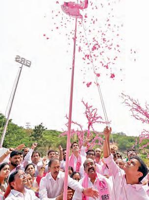 తెలంగాణ భవన్లో జెండాను ఎగరవేసిన కెటిఆర్