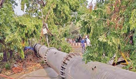 సర్దార్ జంగ్ ఎన్ క్లేవ్ లో కూలిన 100 అడుగుల మొబైల్ టవర్!