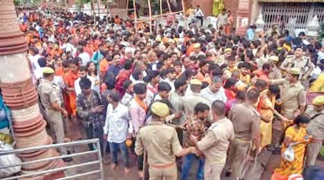 జలాభిషేకం కోసం తొక్కిసలాట