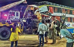 లారీని ఢీకొన్న ప్రైవేటు బస్సు