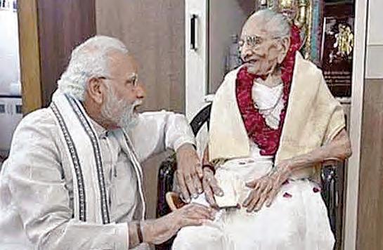 నా తల్లిని అవమానిస్తారా?