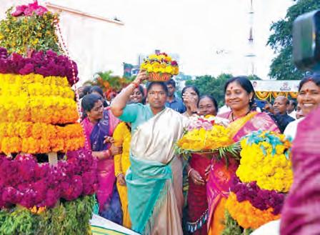 బతుకమ్మ ఆడి పాడిన మంత్రి సీతక్క