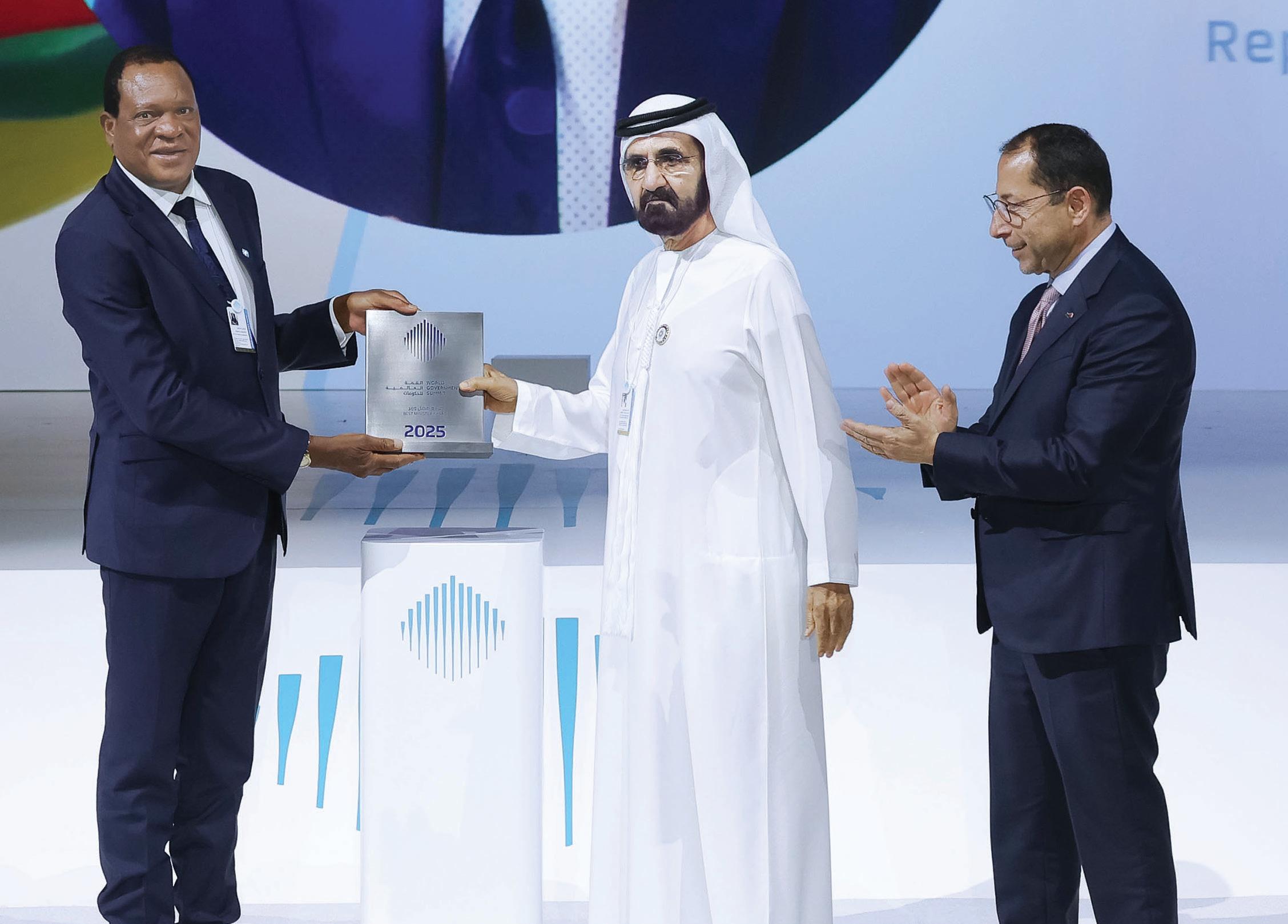 محمد بن راشد: الوزير الاستثنائي من يقود التغيير الإيجابي ويجعل كل قرار إضافة نوعية للحكومة