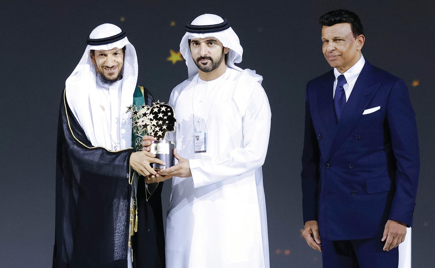 بحضور محمد بن راشد ومنصور بن زايد .. حمدان بن محمد يكرّم منصور المنصور من السعودية بجائزة أفضل معلم في العالم