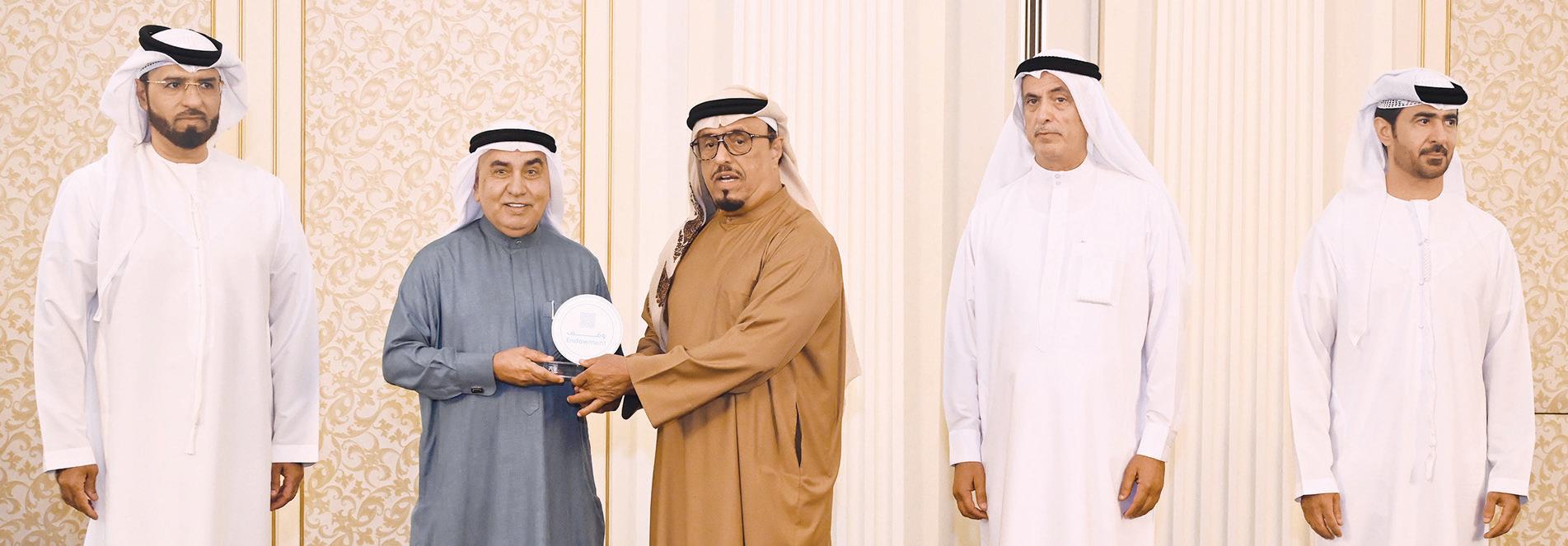 «أوقاف دبي» تكرّم 40 قانونياً شاركوا في «وقف المحاماة»