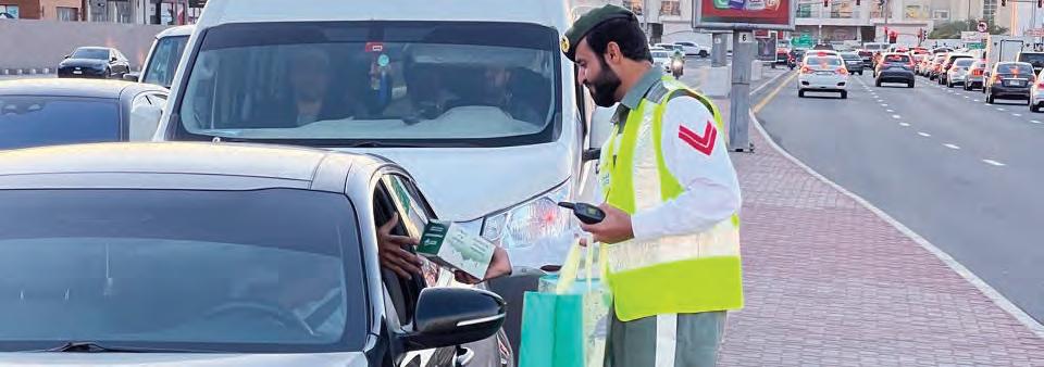 شرطة دبي توزع 325 ألف وجبة إفطار ضمن حملة «رمضان بلا حوادث»
