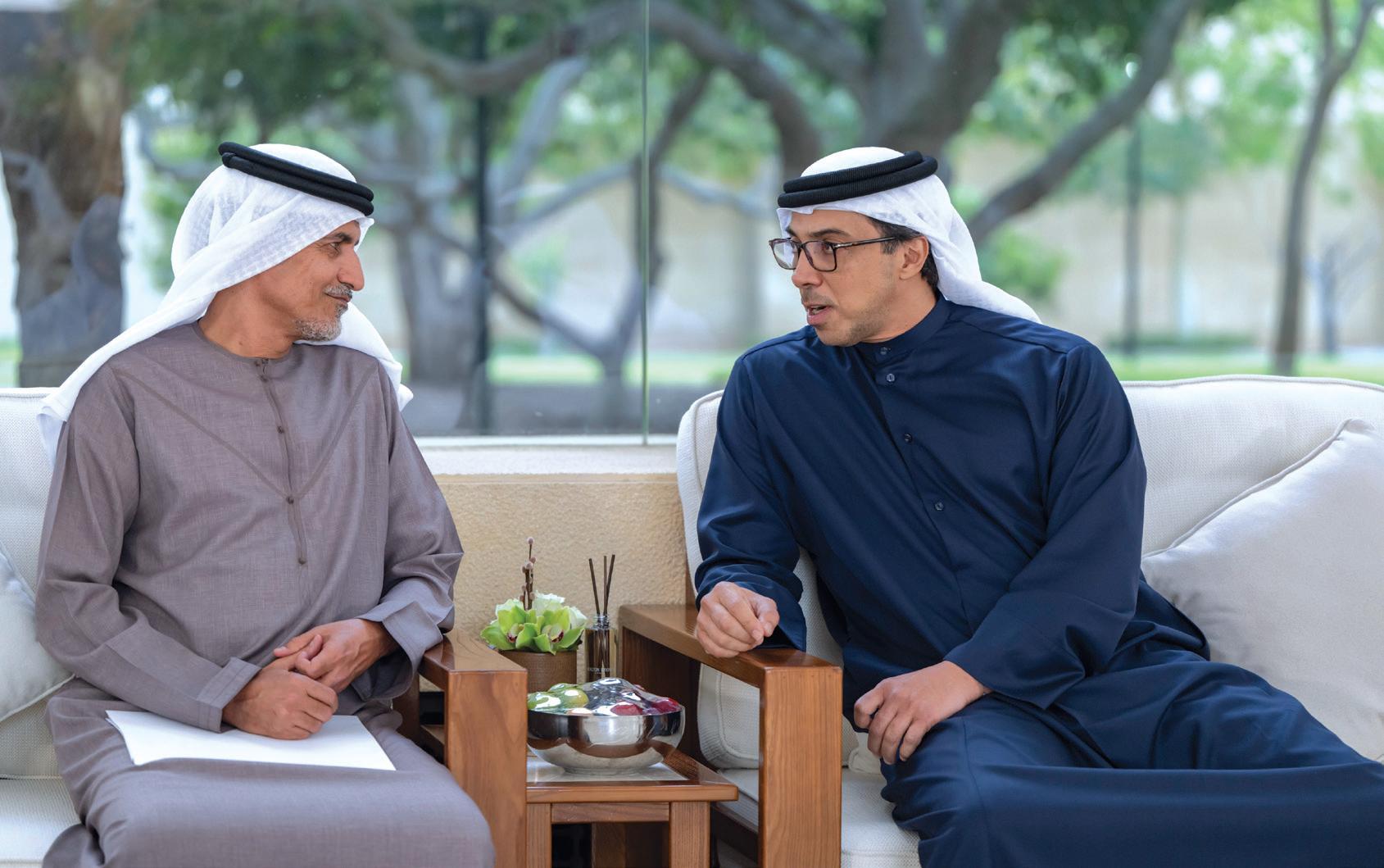 منصور بن زايد يستقبل عدداً من موظفي الحكومة على مأدبة إفطار
