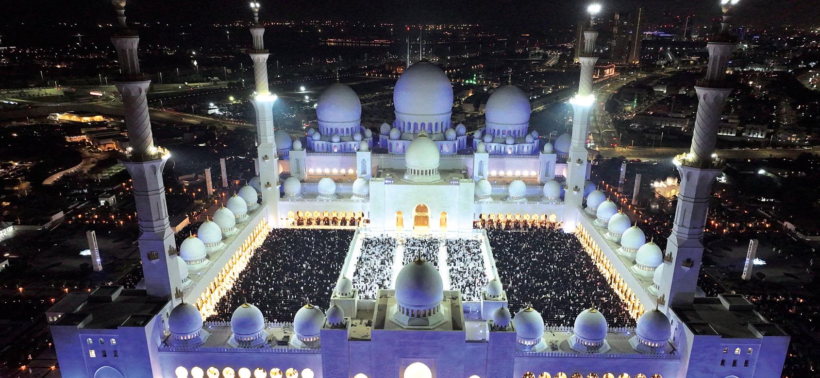 105 آلاف مصلٍ أحيوا ليلة 27 رمضان في جامع الشيخ زايد الكبير